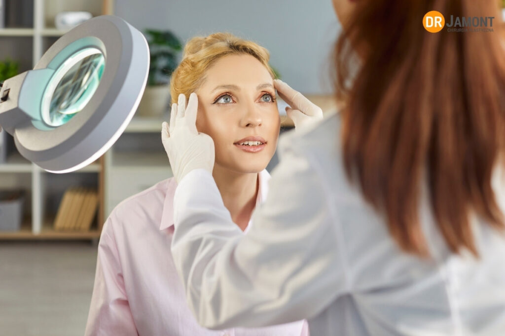 asymetria brwi przyczyny